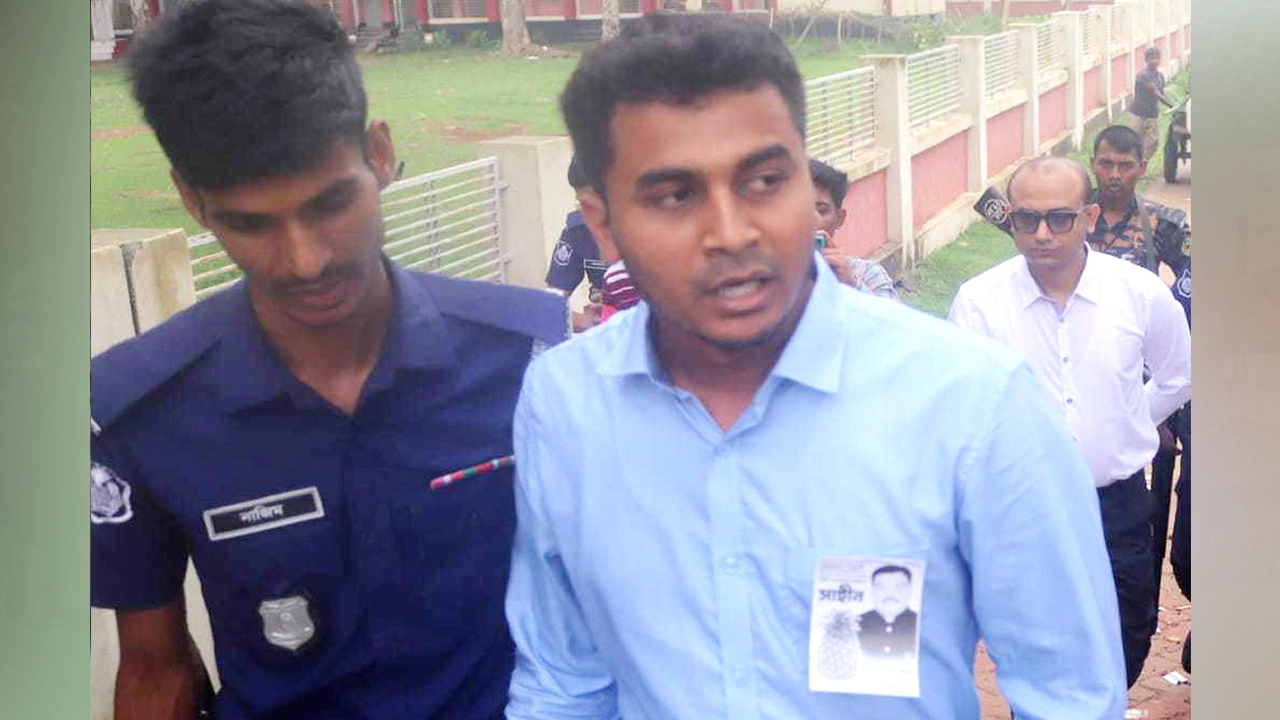 বগুড়ার শাজাহানপুরে শুভ ইমরান নামে এক পৌর কাউন্সিলর আটক । ছবি : কালবেলা