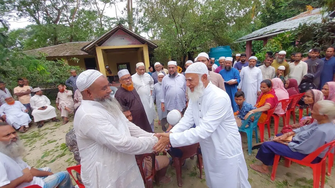 ঘূর্ণিঝড় রিমালের আঘাতে নিহতদের পরিবারকে সান্তনা এবং ক্ষতিগ্রস্ত অসহায় মানুষের মাঝে নগদ অর্থ প্রদান করেন জামায়াতের আমির ডা. শফিকুর রহমান। ছবি : কালবেলা
