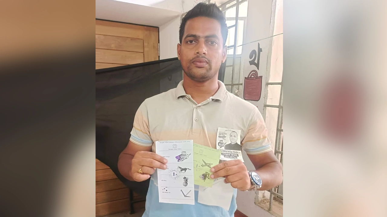 সিলমারা ব্যালট হাতে সোনাগাজী ছাত্রলীগের যুগ্ম-সাধারণ সম্পাদক ইয়াকুব আলী। ছবি : সংগৃহীত