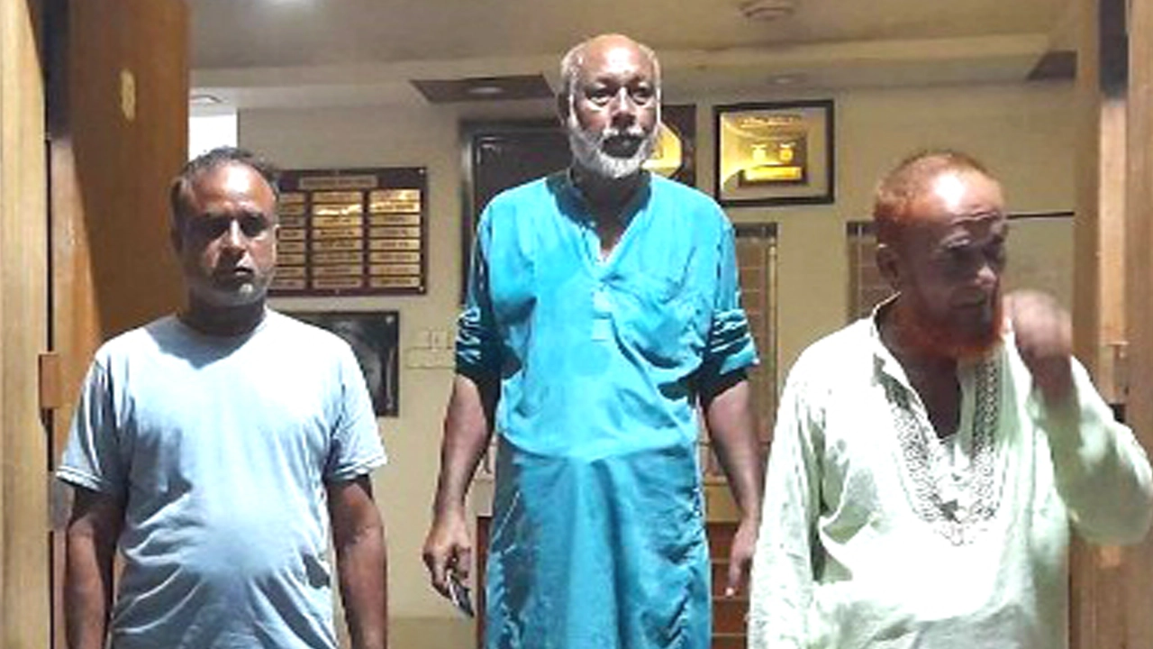 বাঁ থেকে টাকা বিতরণের সময় আটক লুৎফর রহমান, আজিজার রহমান ও কামরুজ্জামান। ছবি : কালবেলা