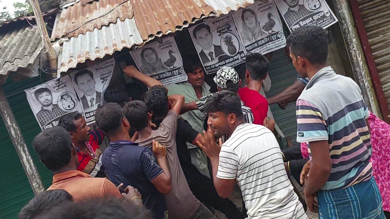 সুলতানপুর সরকারি প্রাথমিক বিদ্যালয় ভোটকেন্দ্রে হট্টগোলের দৃশ্য। ছবি : কালবেলা