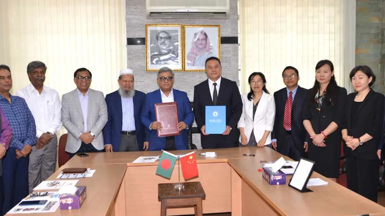ঢাকা বিশ্ববিদ্যালয় ও চীনের বিশ্ববিদ্যালয়ের মধ্যে সমঝোতা স্মারক। ছবি : কালবেলা