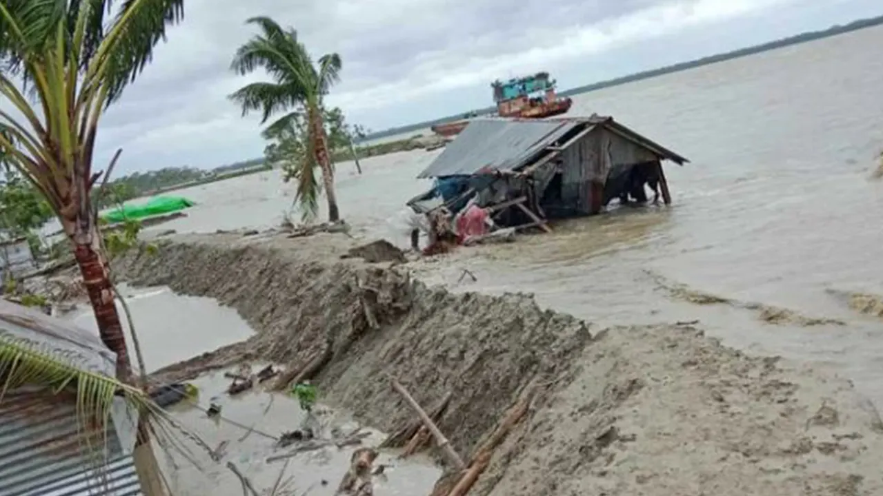 বরিশালে মাছের ঘের ভেঙে বিপুল পরিমাণ ক্ষয়ক্ষতি। ছবি : কালবেলা