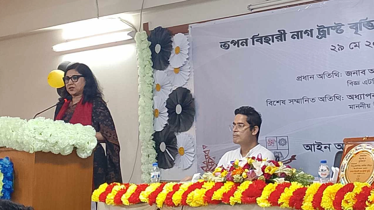 জবির আইন অনুষদ আয়োজিত তপন বিহারী নাগ ট্রাস্ট বৃত্তি প্রদান অনুষ্ঠানে বক্তব্য দেন উপাচার্য অধ্যাপক ড. সাদেকা হালিম। ছবি : কালবেলা