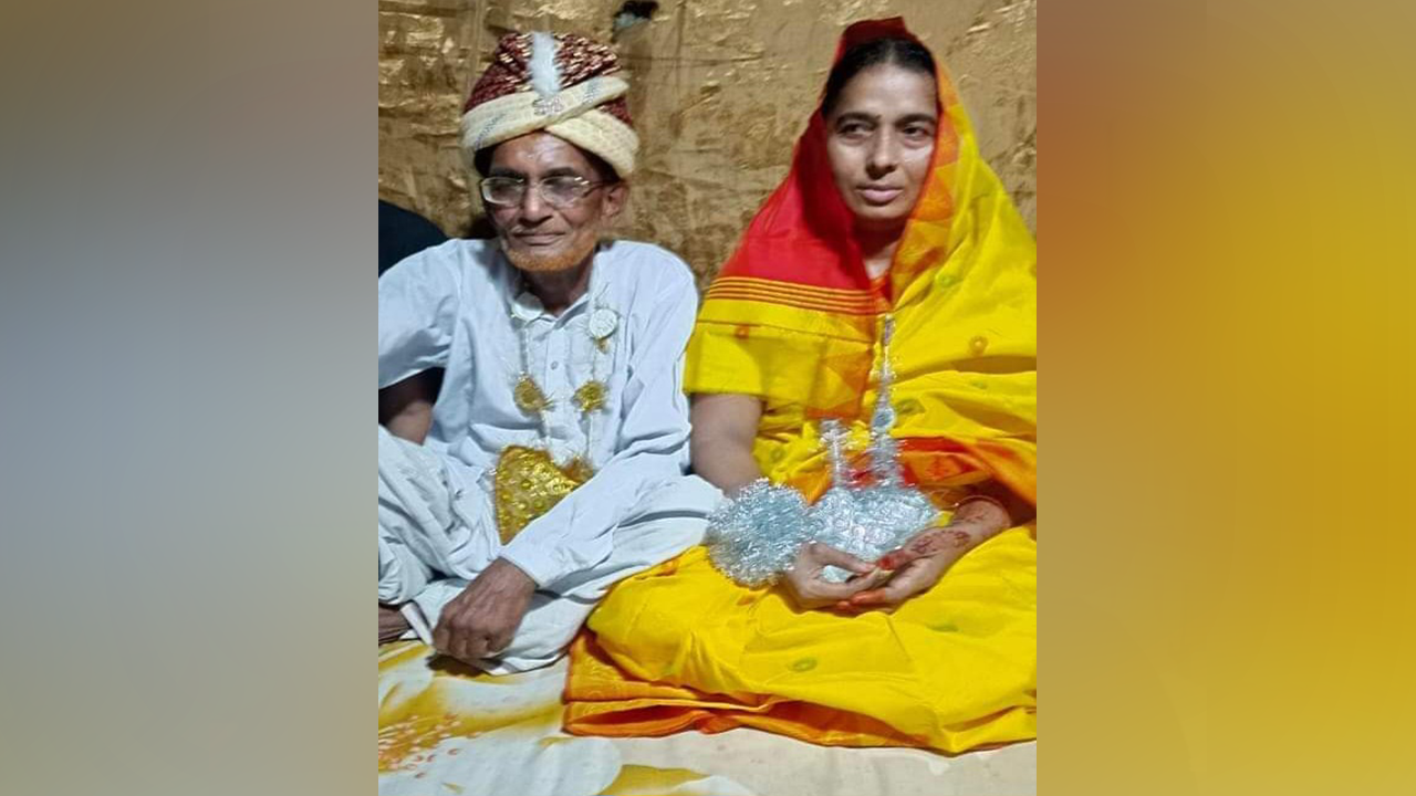 বিয়ের পিঁড়িতে বসেন ৭৫ বছরের বৃদ্ধ। ছবি : সংগৃহীত