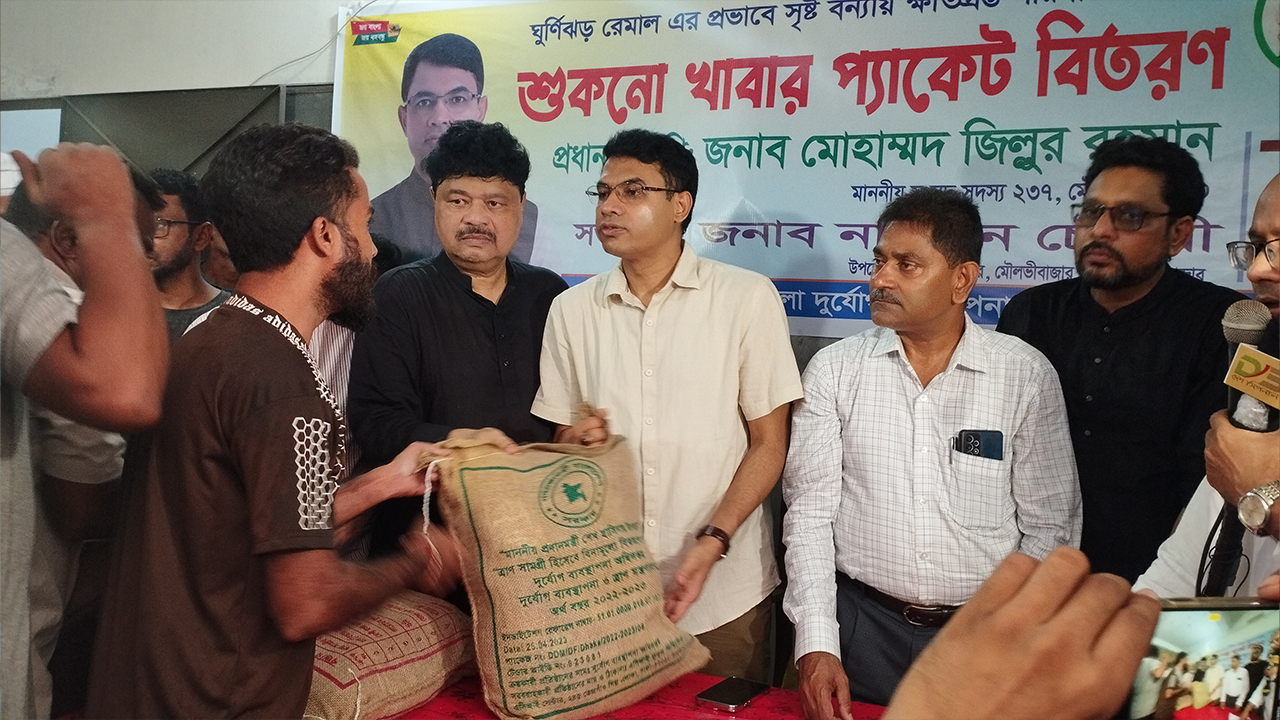পানিবন্দিদের মাঝে শুকনো খাবার বিতরণ করেন এমপি জিল্লুর রহমান। ছবি : কালবেলা