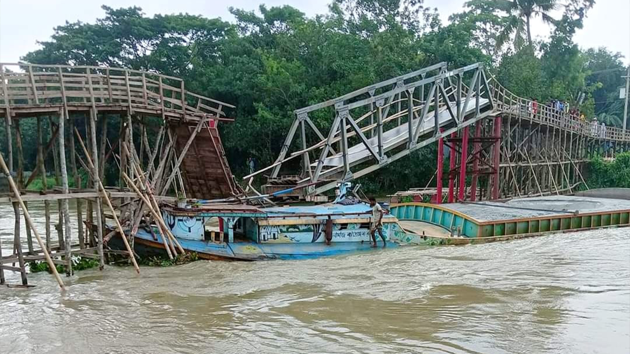বাল্কহেডের ধাক্কায় ভেঙে যাওয়া সেতু। ছবি : কালবেলা