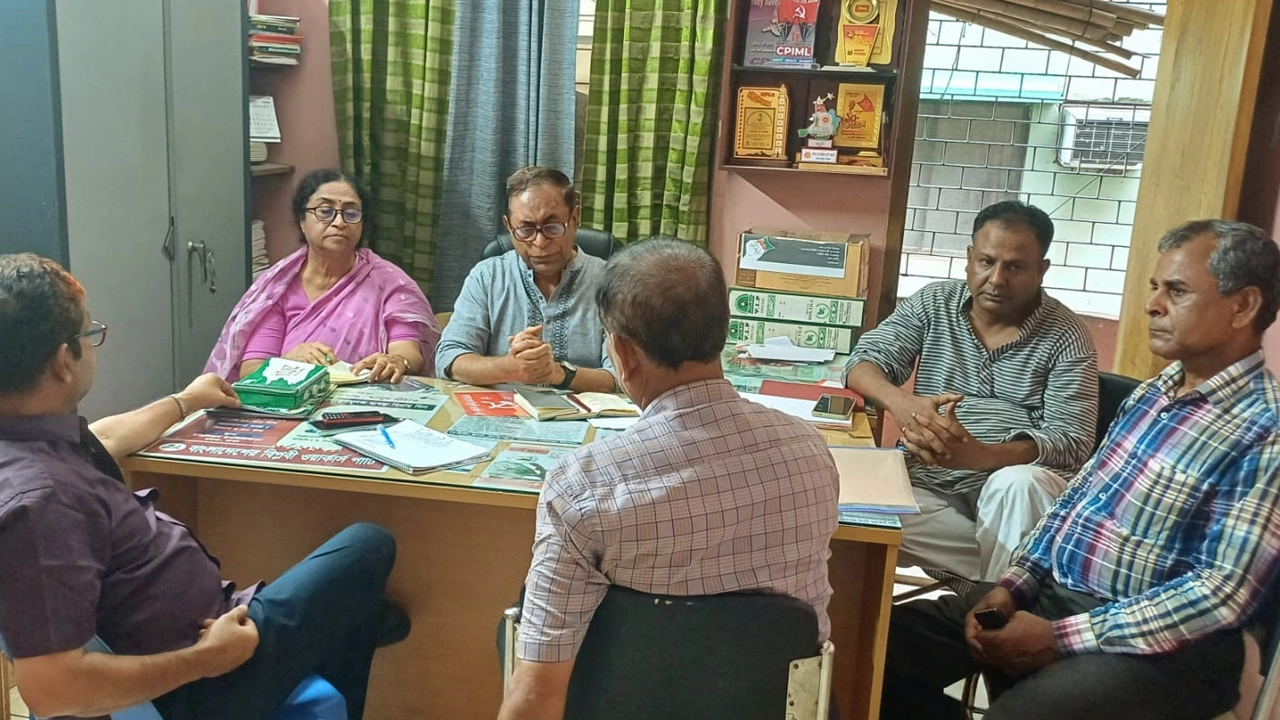 সেগুনবাগিচায় পার্টির কেন্দ্রীয় কার্যালয়ে সভায় সাইফুল হক ও দলের অন্যান্য নেতারা। ছবি : সংগৃহীত