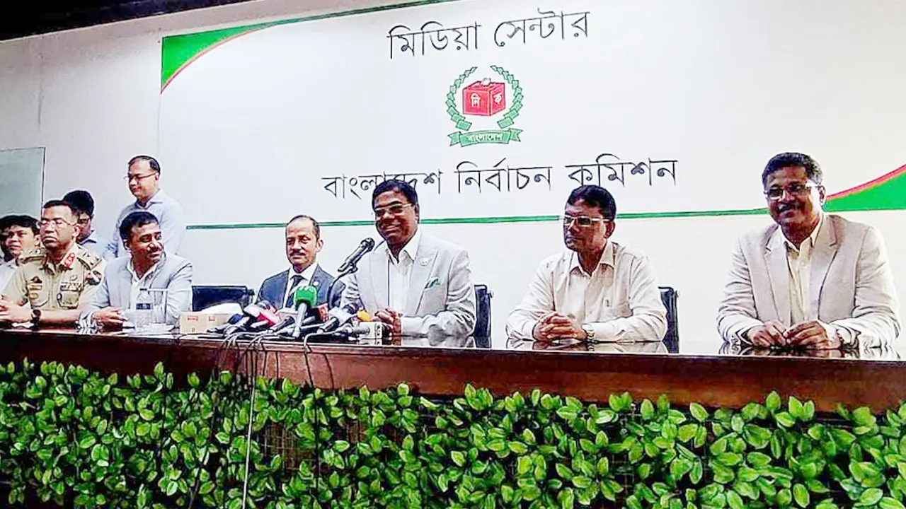 আগারগাঁওয়ে নির্বাচন ভবনে ইসি সচিব মো. জাহাংগীর আলম। ছবি : সংগৃহীত