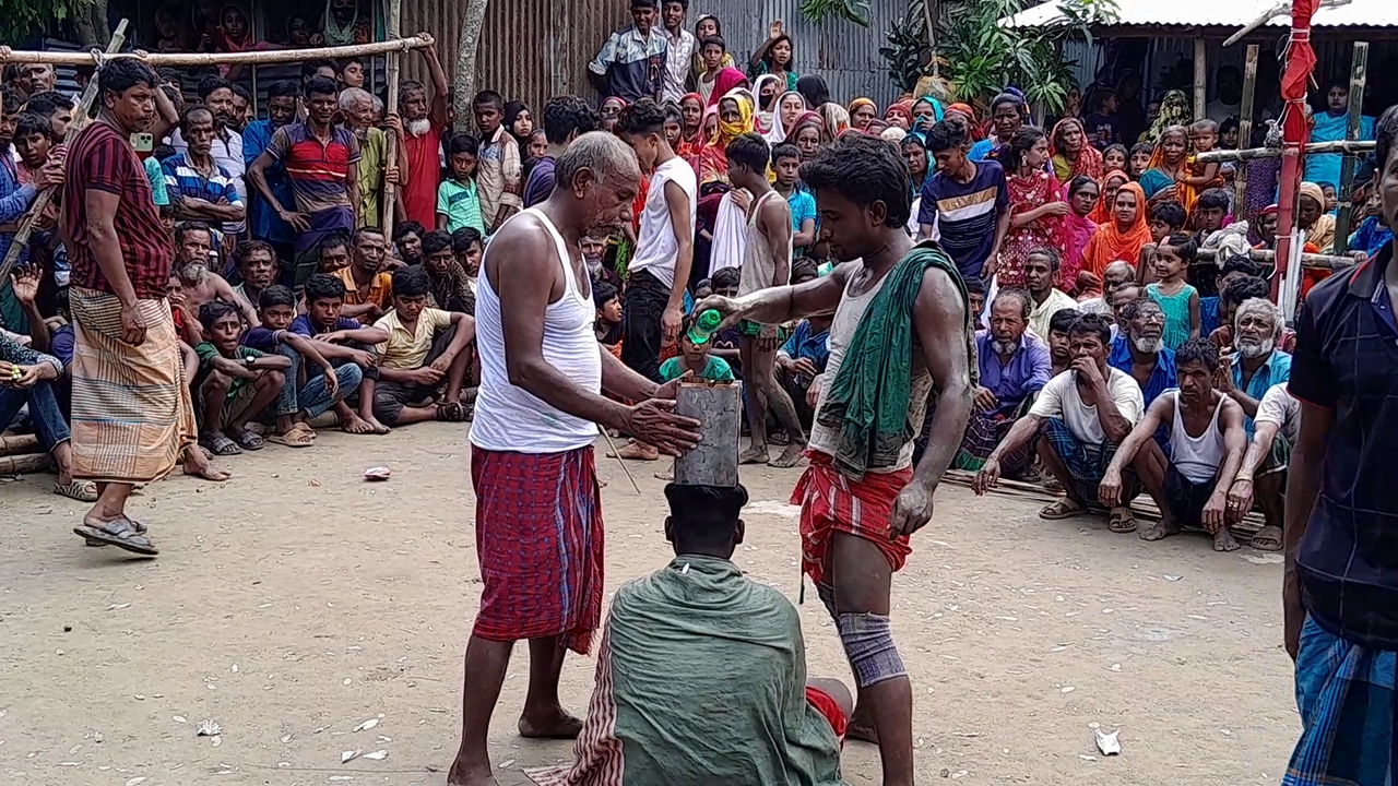 সিরাজগঞ্জে মাদার মেলার খেলার একটি দৃশ্য। ছবি : কালবেলা