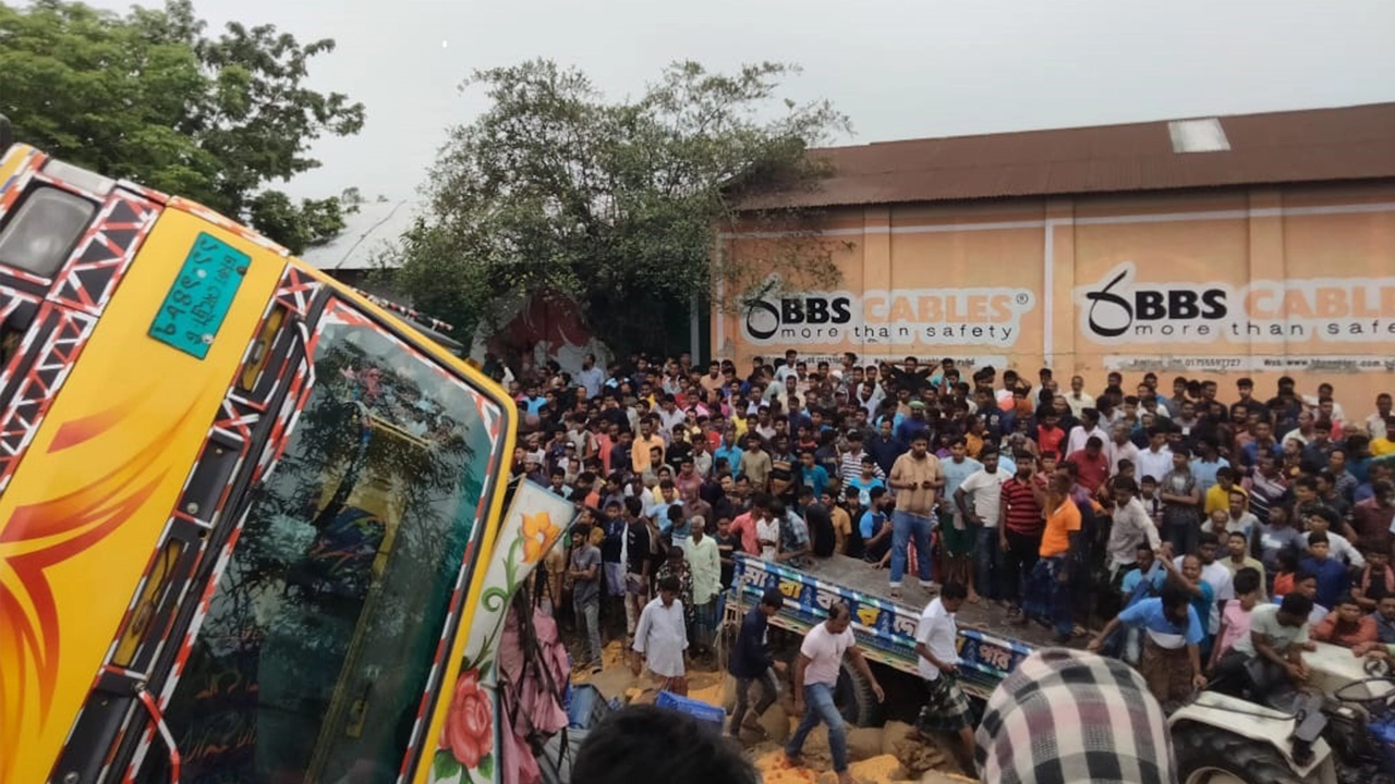 দিনাজপুরের বীরগঞ্জে ট্রাকের সঙ্গে ট্রাক্টরের সংঘর্ষ। ছবি : কালবেলা