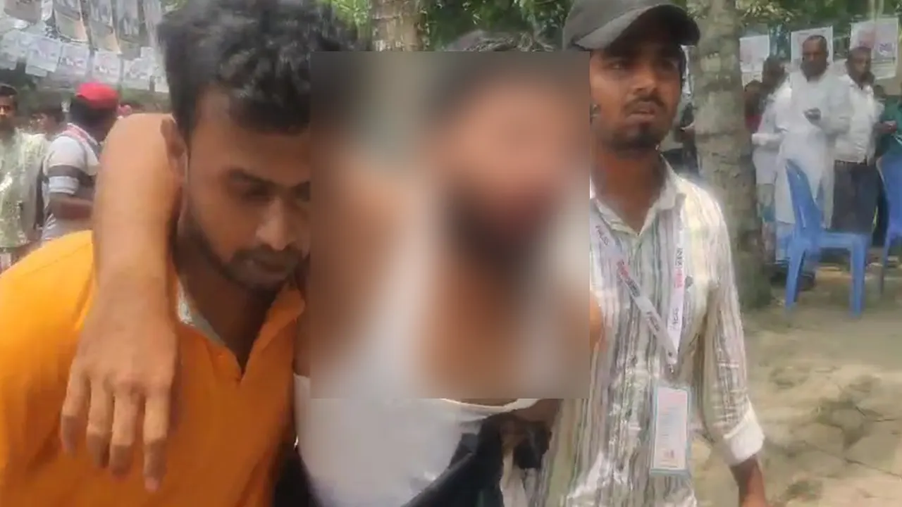 আহত সাংবাদিককে চিকিৎসার জন্য হাসপাতালে নেওয়া হচ্ছে। ছবি : কালবেলা