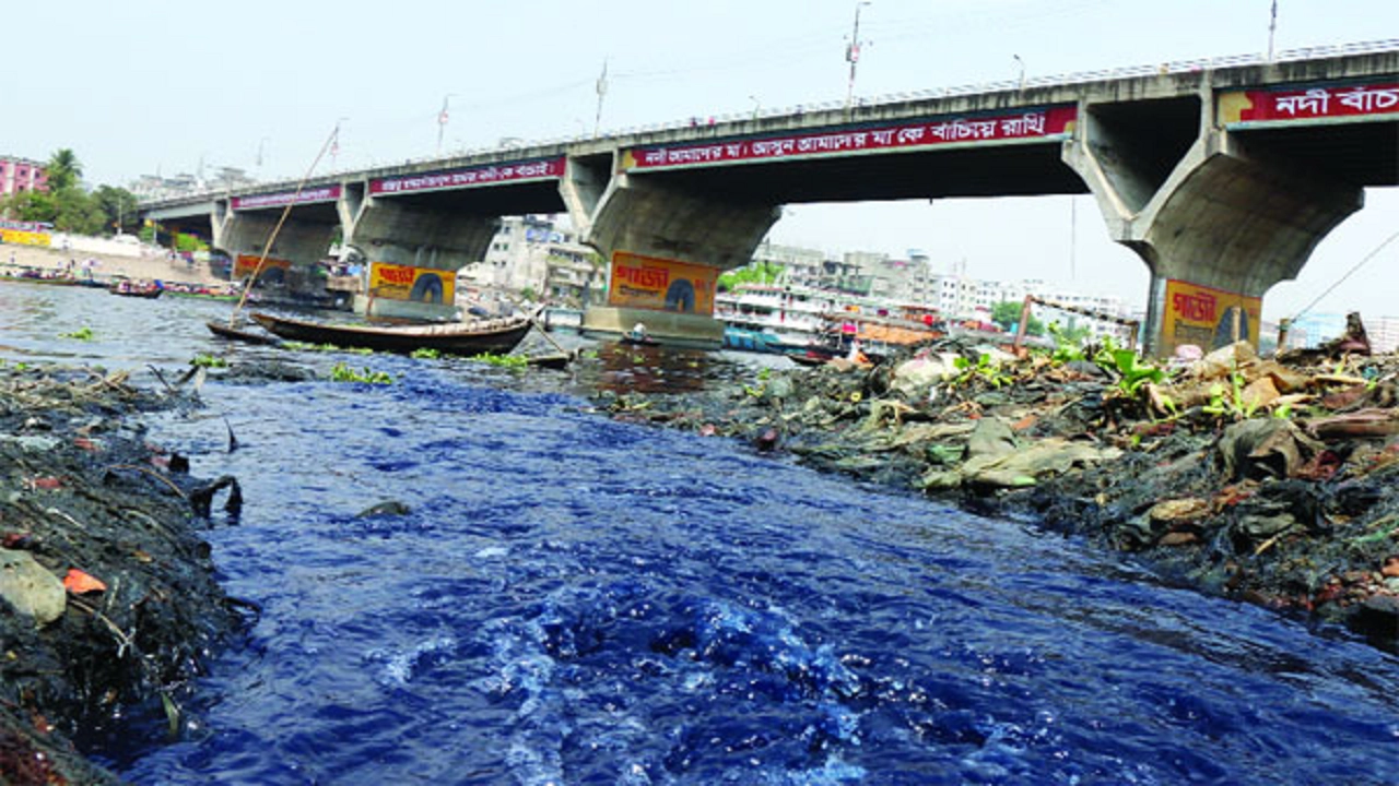 শিল্প কলকারখানার রাসায়নিক বর্জ্য নদীর পানিতে মিশে মারাত্মক দূষণ সৃষ্টি করছে। ছবি : সংগৃহীত 