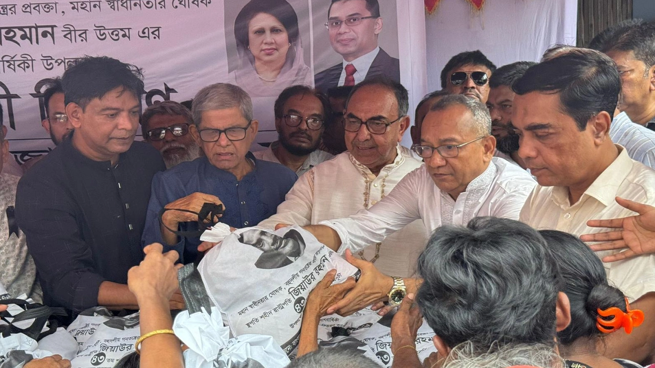 জিয়াউর রহমানের ৪৩তম মৃত্যুবার্ষিকী উপলক্ষে দুস্থ মানুষের মাঝে খাদ্যসামগ্রী বিতরণ করেছে যুবদল। ছবি : কালবেলা 