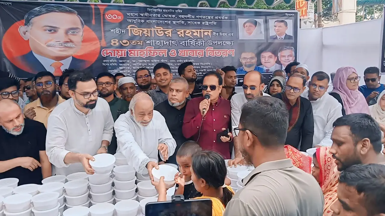 শ্রমজীবী মানুষের মাঝে খাবার বিতরণ করছেন বিএনপির স্থায়ী কমিটির সদস্য ড. আবদুল মঈন খান। ছবি : কালবেলা