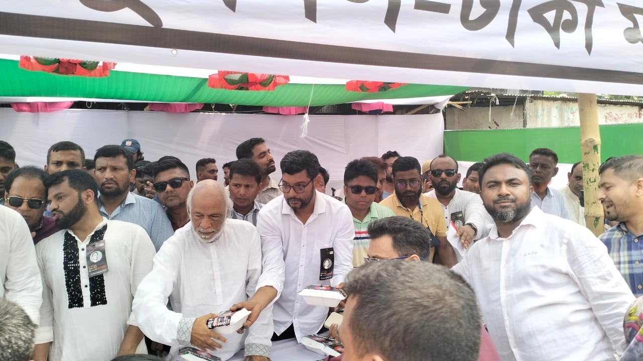 ভাষানটেকে ঢাকা মহানগর উত্তর যুবদলের উদ্যোগে অসহায় ও দুস্থ মানুষের মাঝে খাবার বিতরণ অনুষ্ঠানে কথা বলেন ড. আব্দুল মঈন খান। ছবি : কালবেলা