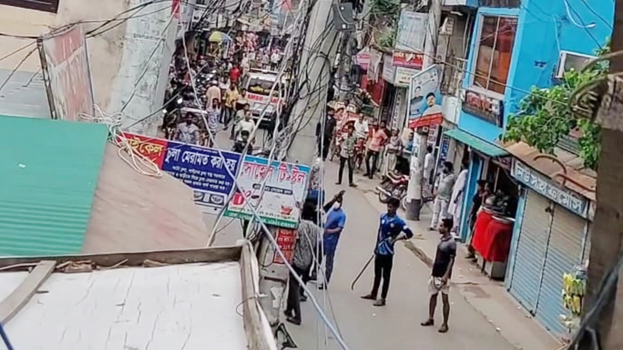 উপজেলা নির্বাচনে বিজয়ী প্রার্থীর বাড়ির সামনে অস্ত্রের মহড়া। ছবি : কালবেলা