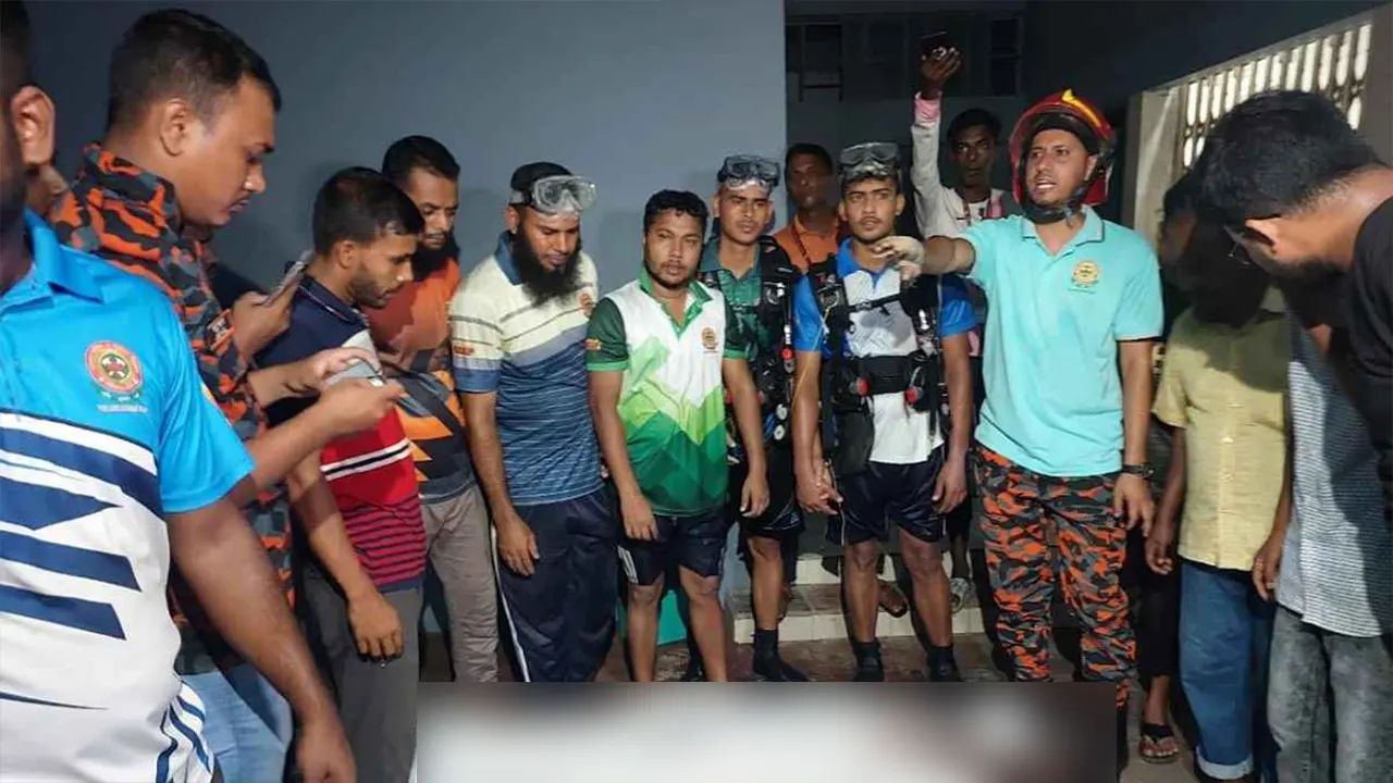পুকুর থেকে সাগরকে উদ্ধার করে ফায়ার সার্ভিস। ছবি : কালবেলা