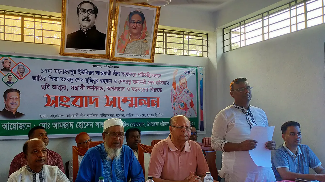 উপজেলা আ.লীগের দলীয় কার্যালয়ে সংবাদ সম্মেলনে উপজেলা চেয়ারম্যান আমজাদ হোসেন লাভলু। ছবি : কালবেলা
