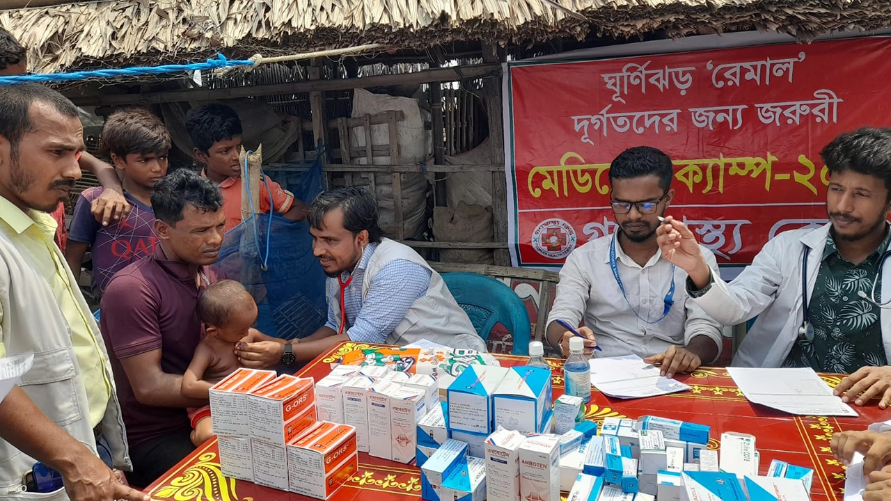 ঘূর্ণিঝড়ে ক্ষতিগ্রস্তদের পাশে গণস্বাস্থ্য কেন্দ্র। ছবি : কালবেলা