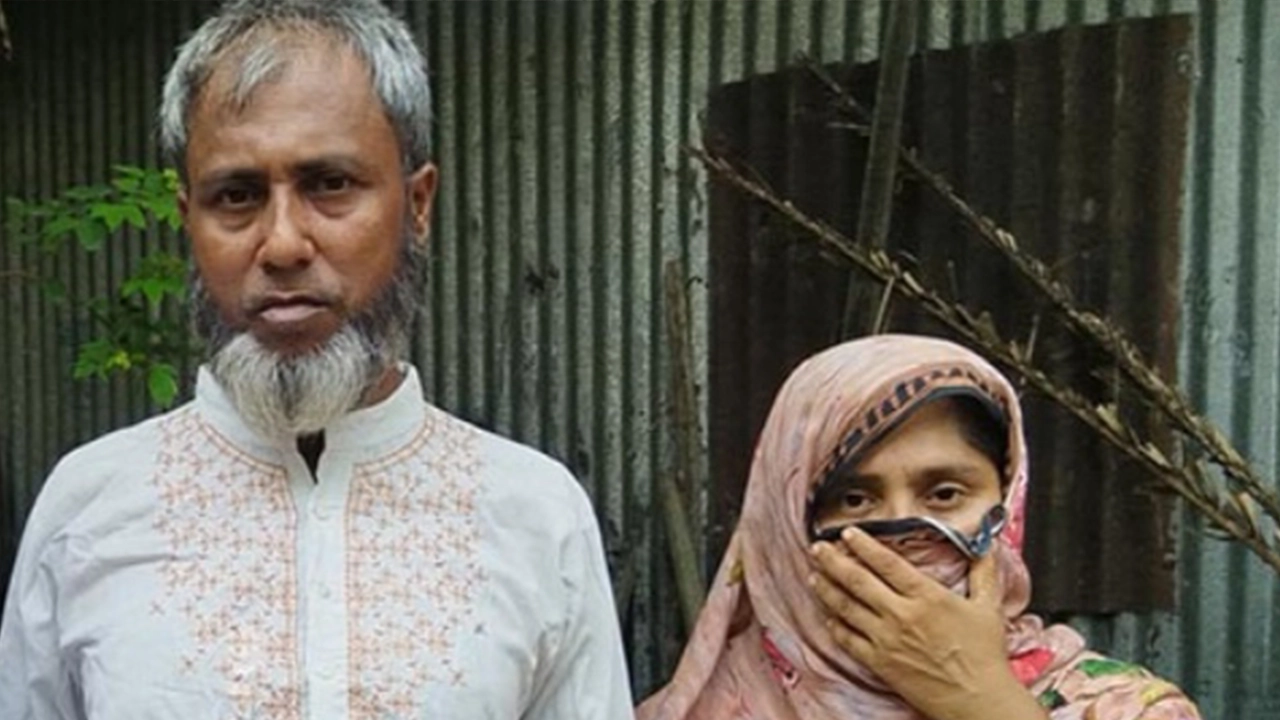 বোনের সঙ্গে মোস্তাফিজুর রহমান খোকা। ছবি : কালবেলা