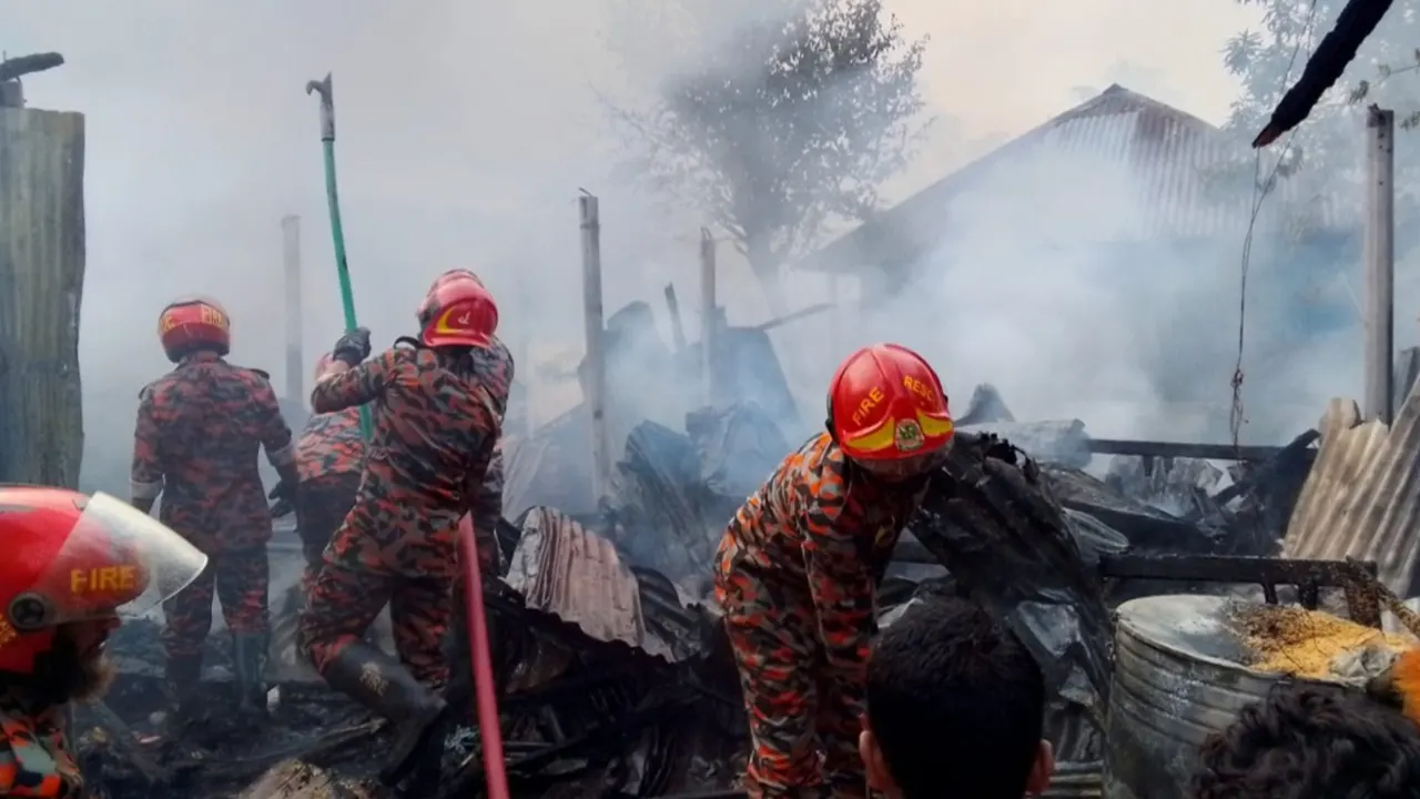 আগুন নিয়ন্ত্রণে কাজ করছে ফায়ার সার্ভিস কর্মীরা। ছবি : কালবেলা