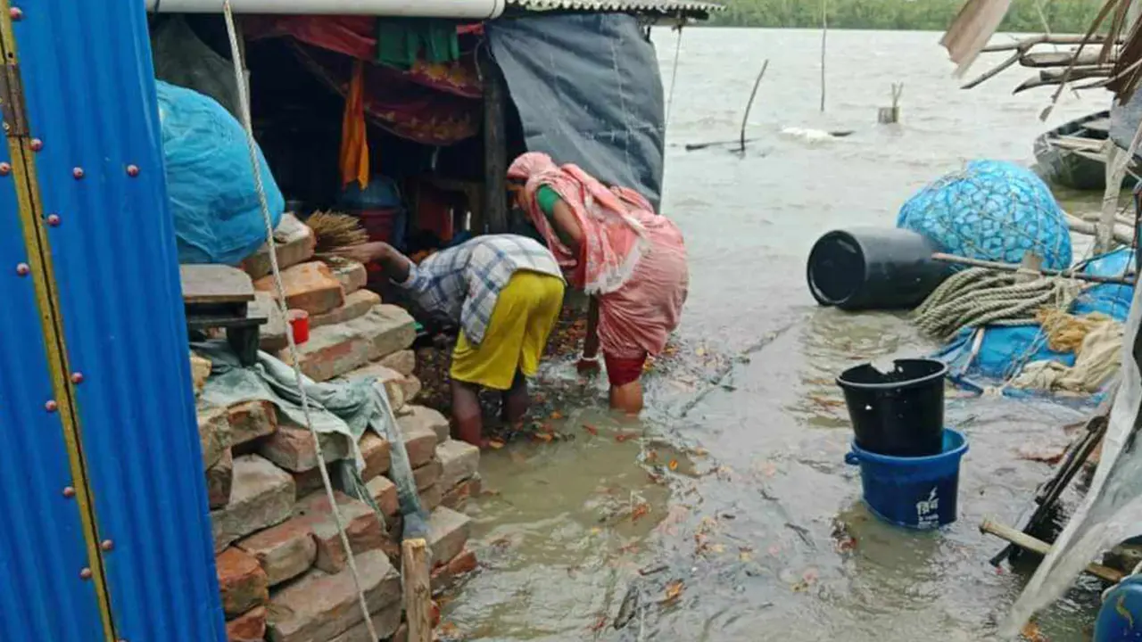 পানিতে থৈথৈ করছে ঘরসহ পুরোগ্রাম। ছবি : কালবেলা