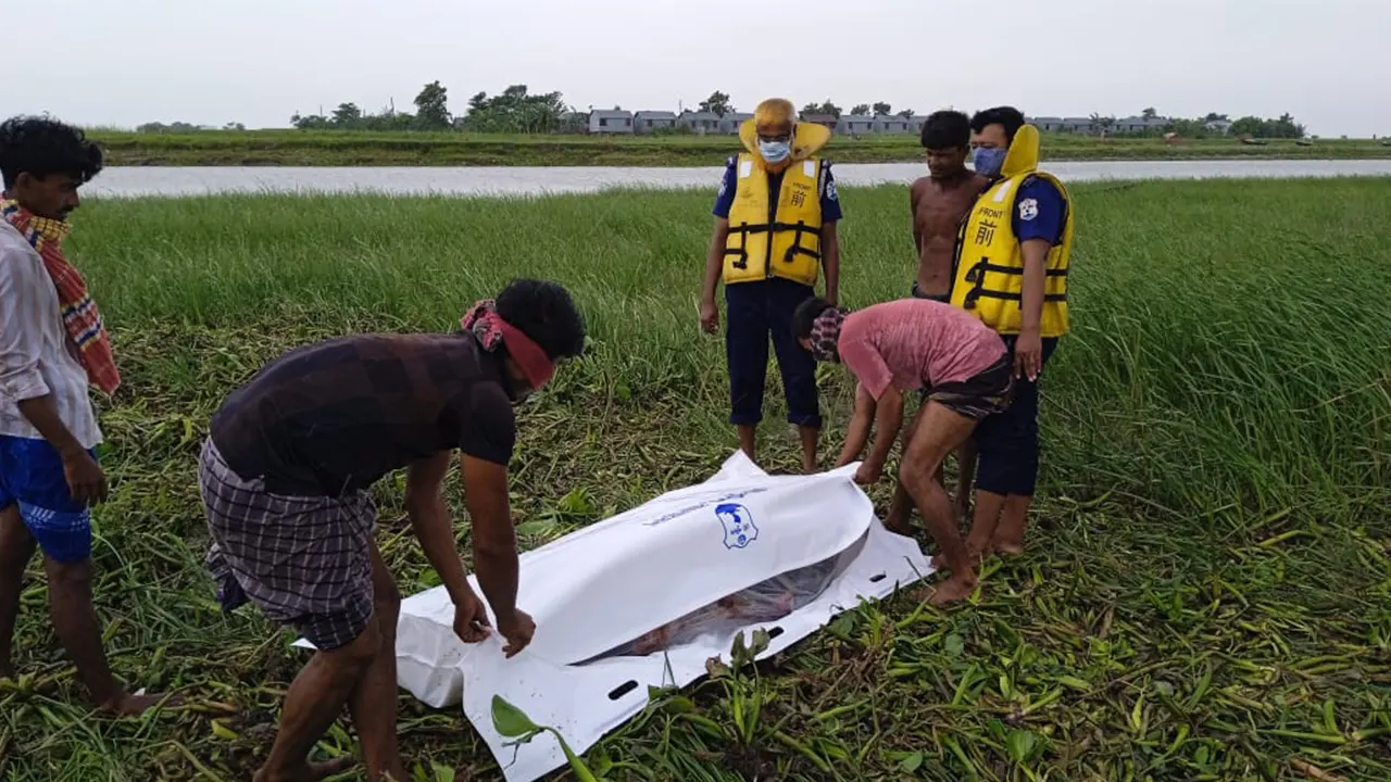 মেঘনা নদী থেকে অজ্ঞাত মরদেহ উদ্ধার করেছে পুলিশ। ছবি : কালবেলা