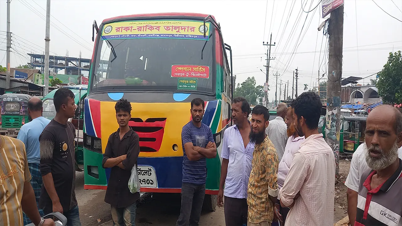 শেরপুরে লোকাল বাস চালু। ছবি : কালবেলা