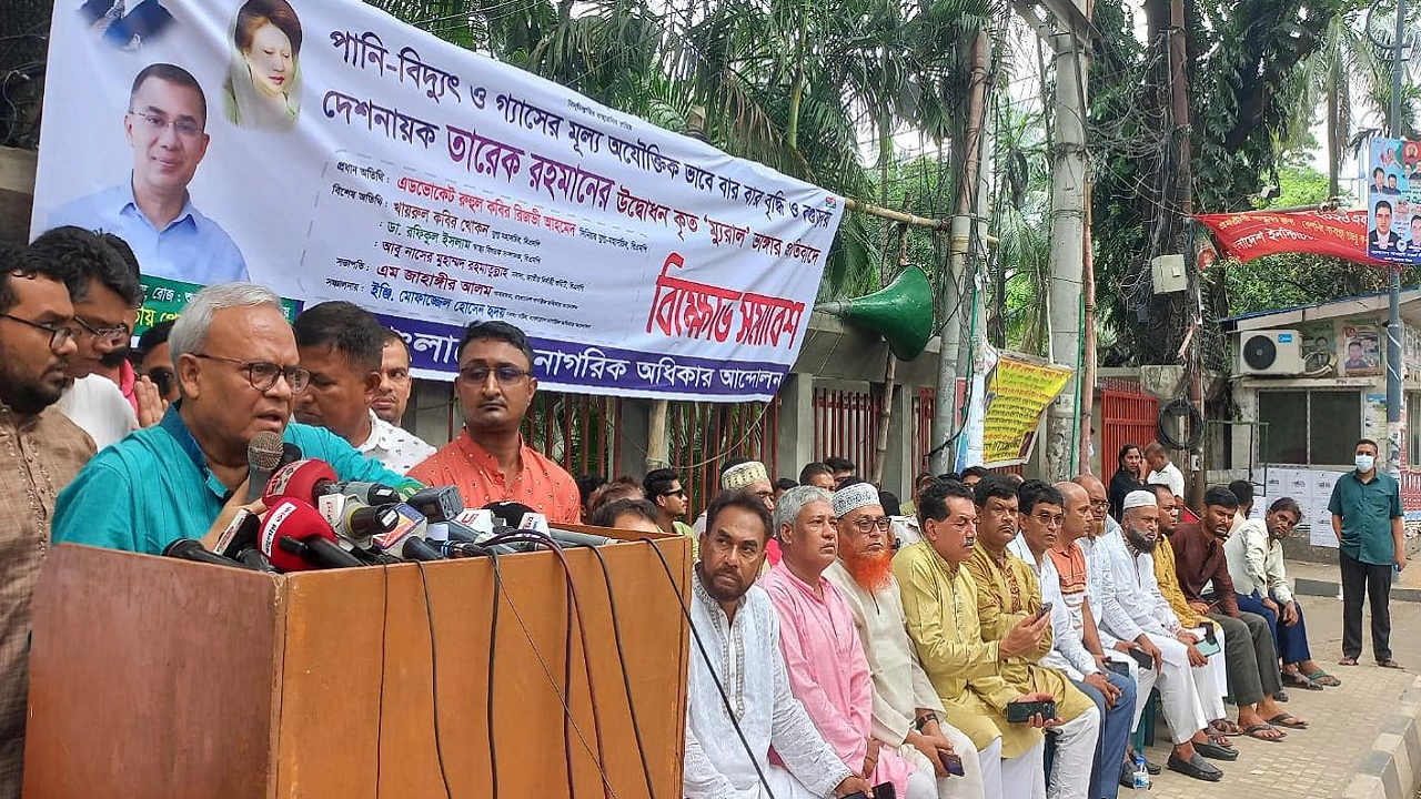 জাতীয় প্রেসক্লাবের সামনে এক বিক্ষোভ সমাবেশ প্রধান অতিথি হিসেবে কথা বলেন বিএনপির সিনিয়র যুগ্ম মহাসচিব অ্যাডভোকেট রুহুল কবির রিজভী। ছবি : কালবেলা