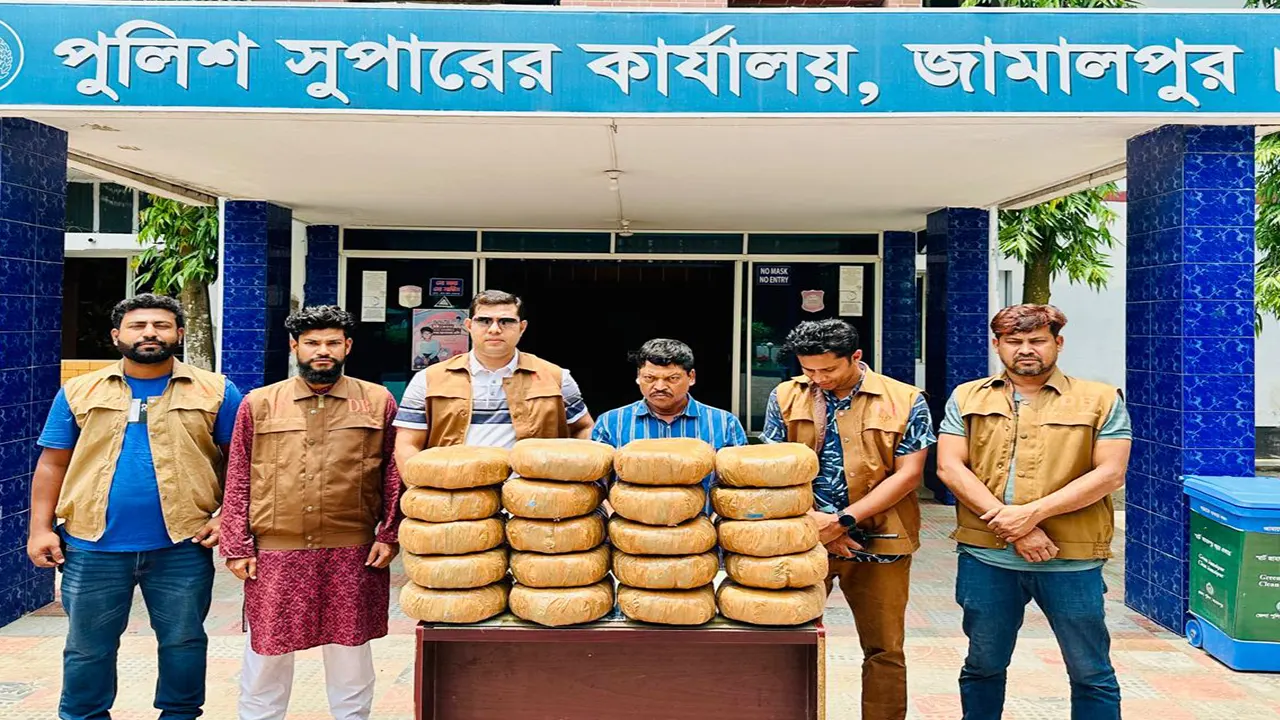 আটককৃত ইউপি সদস্য বেলাল শেখ। ছবি : কালবেলা