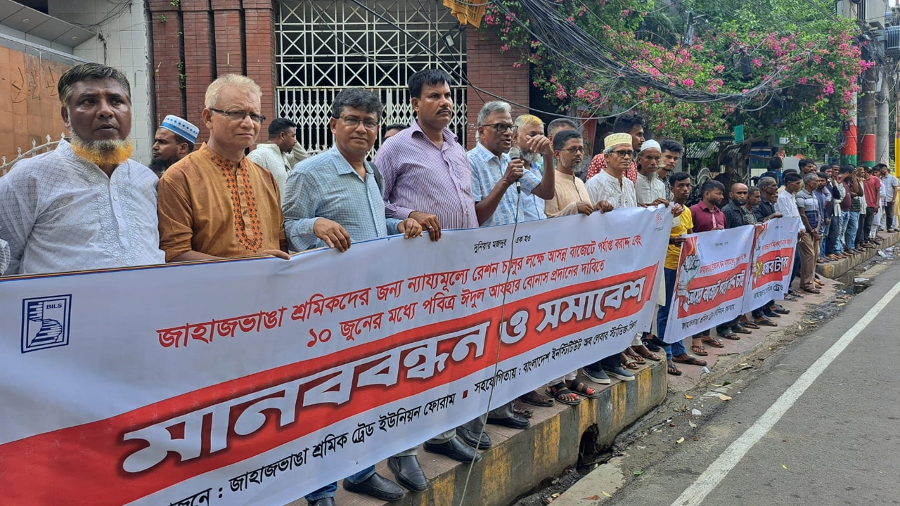জাহাজভাঙা শ্রমিক ট্রেড ইউনিয়ন ফোরামের মানববন্ধনে বক্তব্য রাখছেন জাহাজভাঙা শ্রমিক ট্রেড ইউনিয়ন ফোরামের আহ্বায়ক বীর মুক্তিযোদ্ধা তপন দত্ত। ছবি : কালবেলা