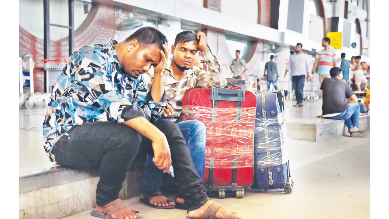 বিমানবন্দরে মালয়েশিয়া যেতে ইচ্ছুক শ্রমিকরা। ছবি : কালবেলা