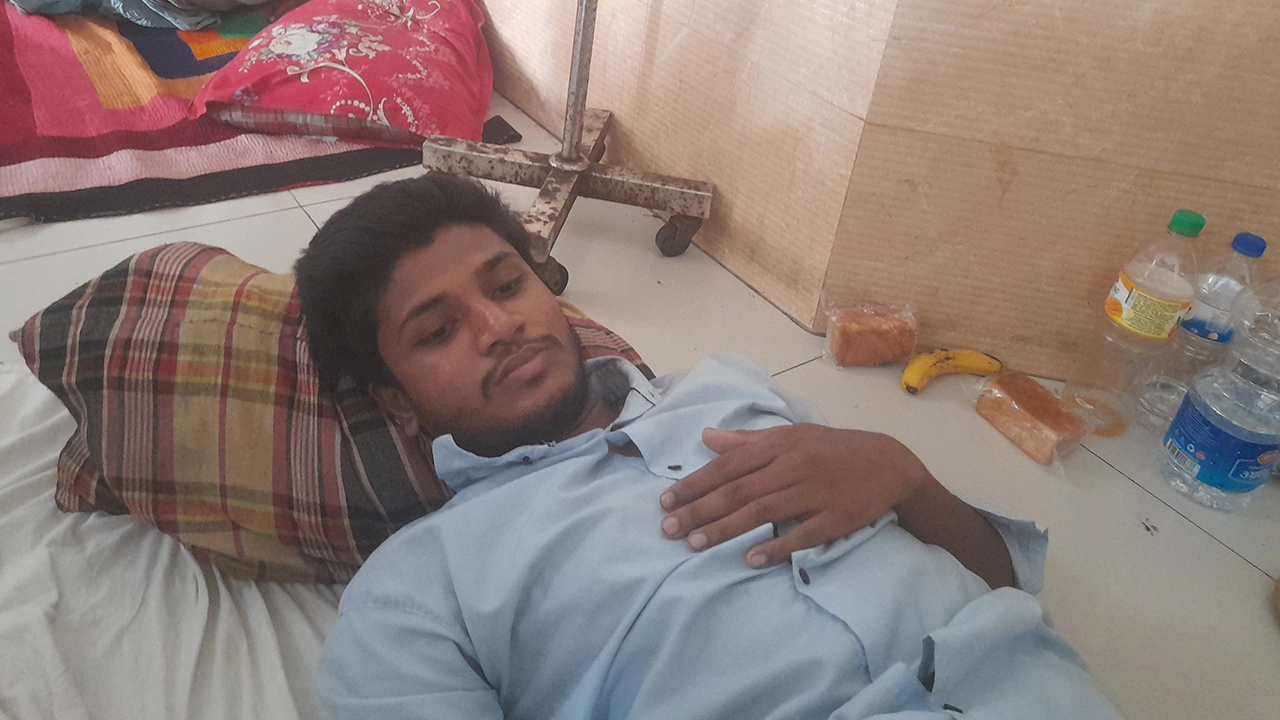 হাসপাতালে চিকিৎসাধীন গুলিবিদ্ধ কলেজছাত্র আল আমিন। ছবি : কালবেলা