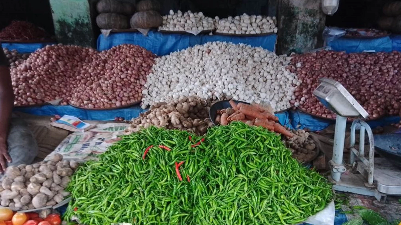 দিনাজপুরের ফুলবাড়ীর কাঁচা বাজার। ছবি : কালবেলা