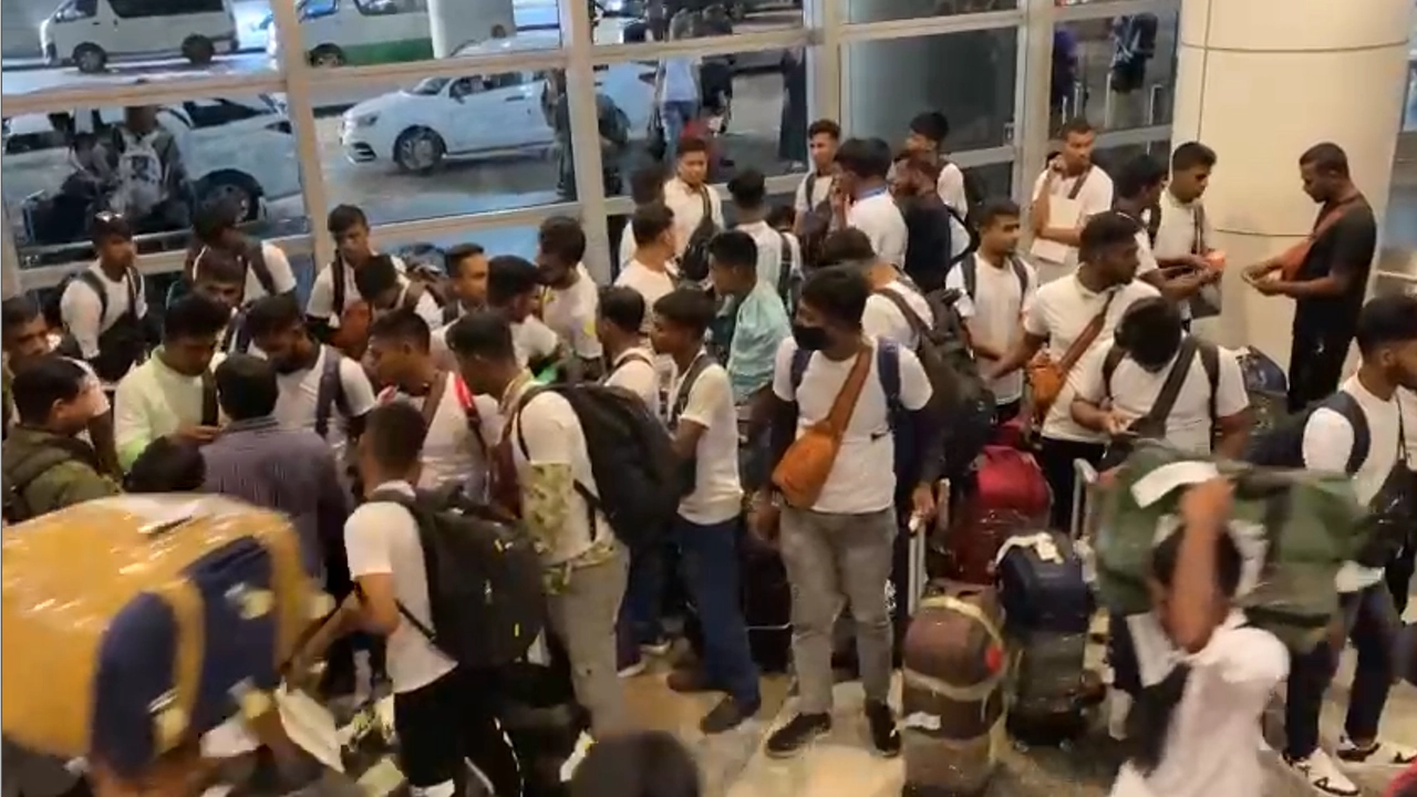 মালয়েশিয়া বিমানবন্দরে অভস্থান করছেন শ্রমিকরা। ছবি : কালবেলা