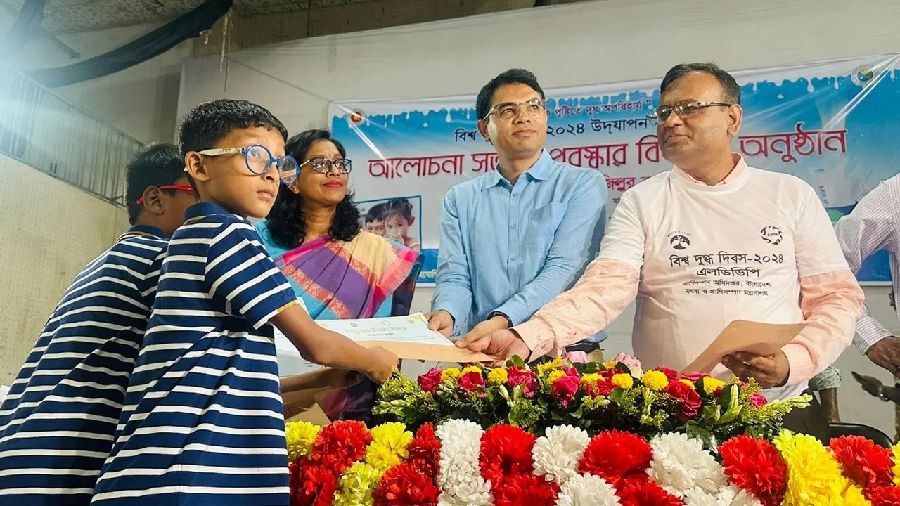 বিভিন্ন প্রতিযোগিতায় বিজয়ীদের হাতে পুরস্কার তুলে দিচ্ছেন অতিথিরা। ছবি : কালবেলা