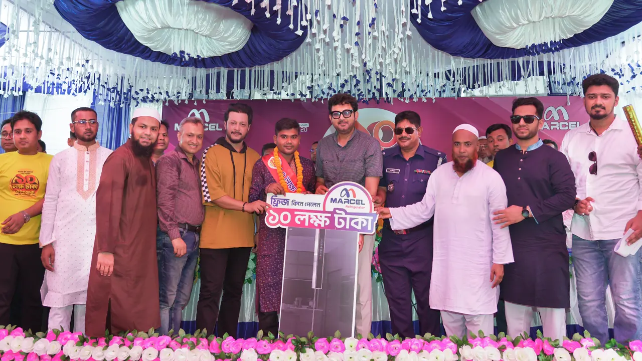 মার্সেল ফ্রিজ কিনে পাওয়া ১০ লাখ টাকার চেক হযরত আলীর হাতে তুলে দেন মার্সেলের ব্র্যান্ড অ্যাম্বাসাডর চিত্রনায়ক আমিন খান এবং নাট্য ও চলচ্চিত্র অভিনেতা মামনুন হাসান ইমন। ছবি : কালবেলা
