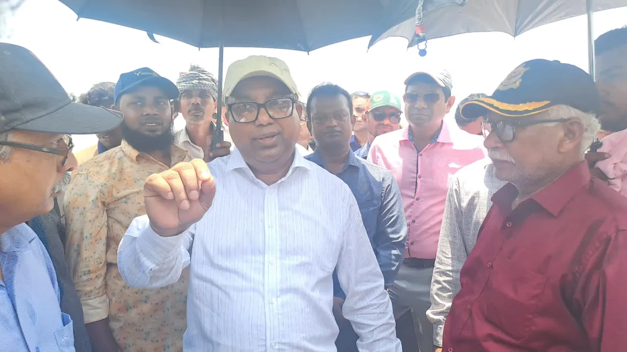 বেড়িবাঁধ পরিদর্শনকালে সাংবাদিকদের সঙ্গে কথা বলেন মো. রশীদুজ্জামান এমপি ও পানিসম্পদ মন্ত্রণালয়ের সচিব নাজমুল আহসান। ছবি : কালবেলা