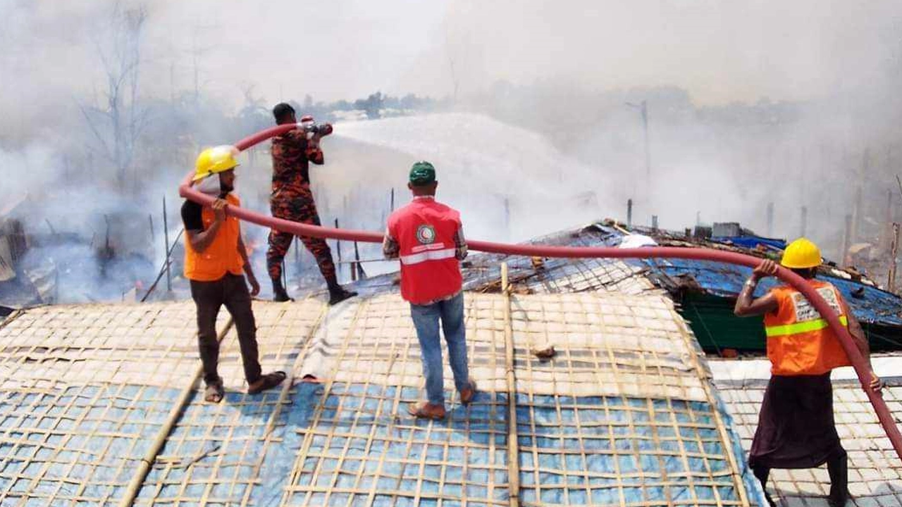 রোহিঙ্গা ক্যাম্পে আগুন নিয়ন্ত্রণে কাজ করছেন ফায়ার সার্ভিসের সদস্যরা। ছবি : কালবেলা