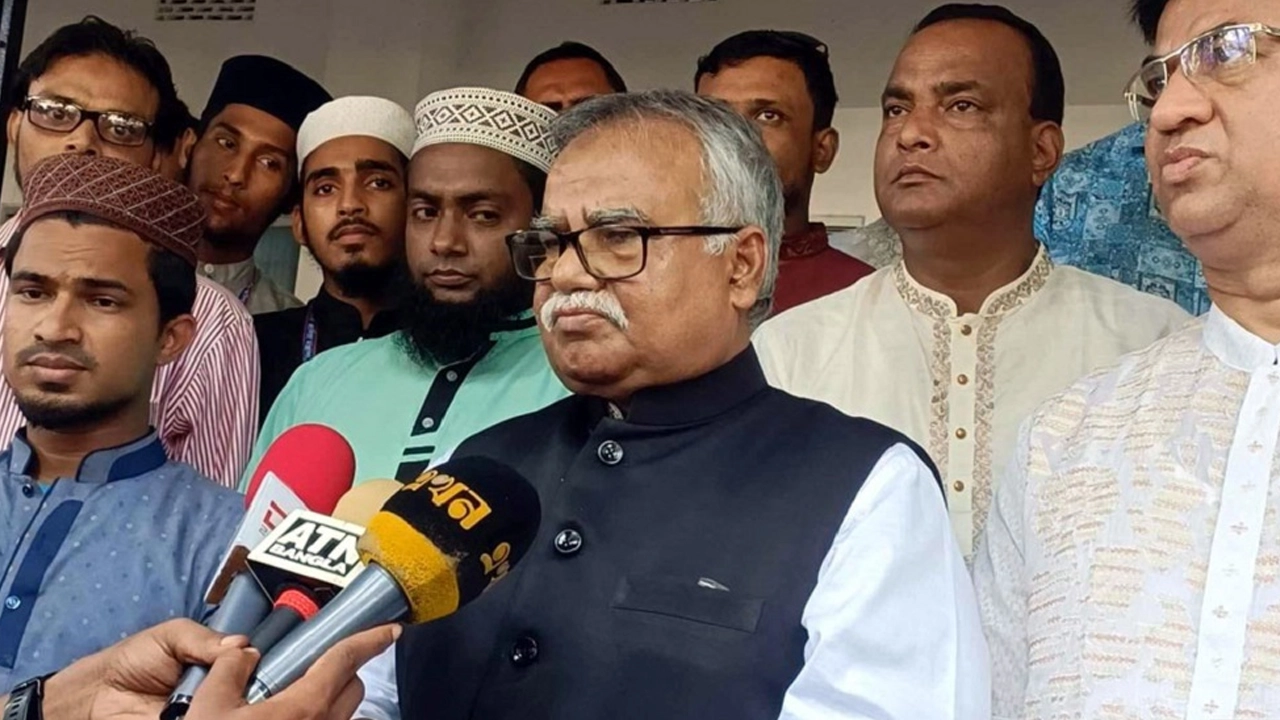 সিলেটে সরকারি আলিয়া মাদ্রাসায় প্রবাসী কল্যাণ ও বৈদেশিক কর্মসংস্থান প্রতিমন্ত্রী শফিকুর রহমান। ছবি : কালবেলা