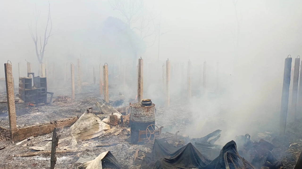 উখিয়া রোহিঙ্গা ক্যাম্পের আগুনে পুড়ে গেছে ঘরবাড়ি। ছবি : কালবেলা