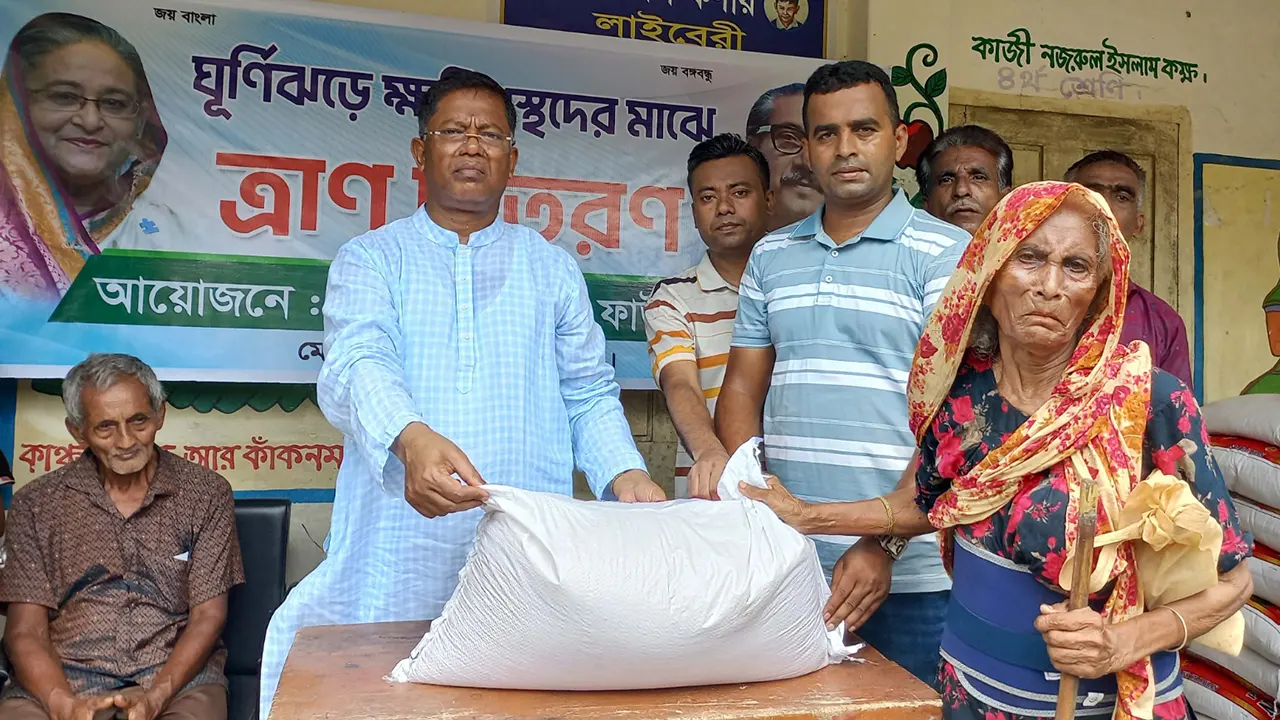 ঘূর্ণিঝড় রিমালে ক্ষতিগ্রস্তদের মাঝে চাল বিতরণ করছেন অ্যাড. বলরাম পোদ্দার। ছবি : সৌজন্য