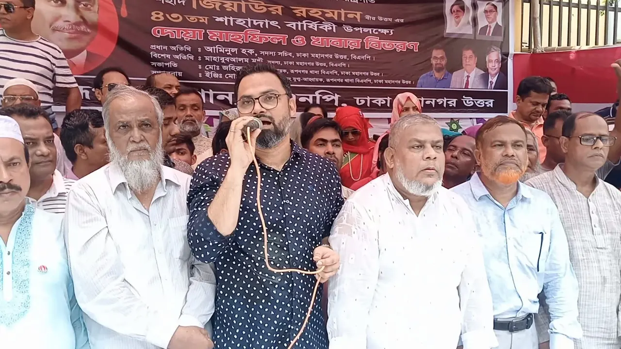 জিয়াউর রহমানের ৪৩তম শাহাদাতবার্ষিকী উপলক্ষে খাবার বিতরণ অনুষ্ঠানে বক্তব্য দেন বিএনপি নেতা আমিনুল হক। ছবি : কালবেলা