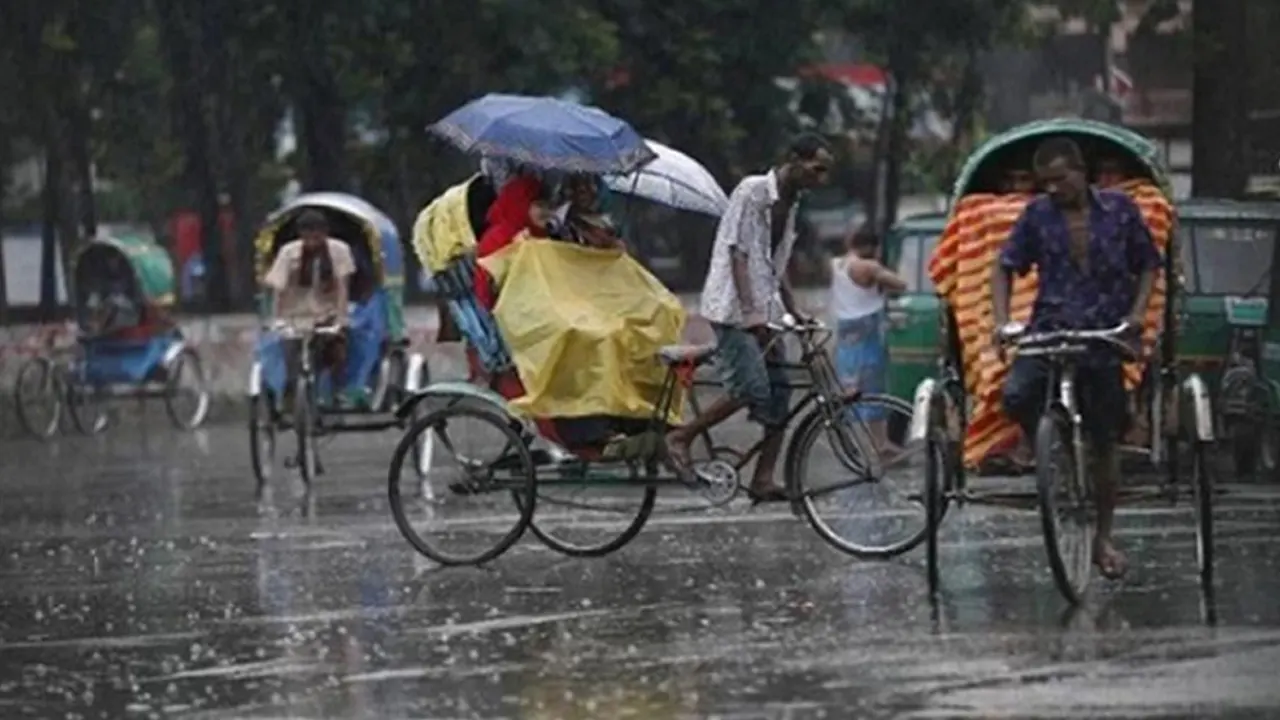 একপশলা বৃষ্টিতে ভিজল রাজধানীর কিছু কিছু এলাকা। পুরোনো ছবি