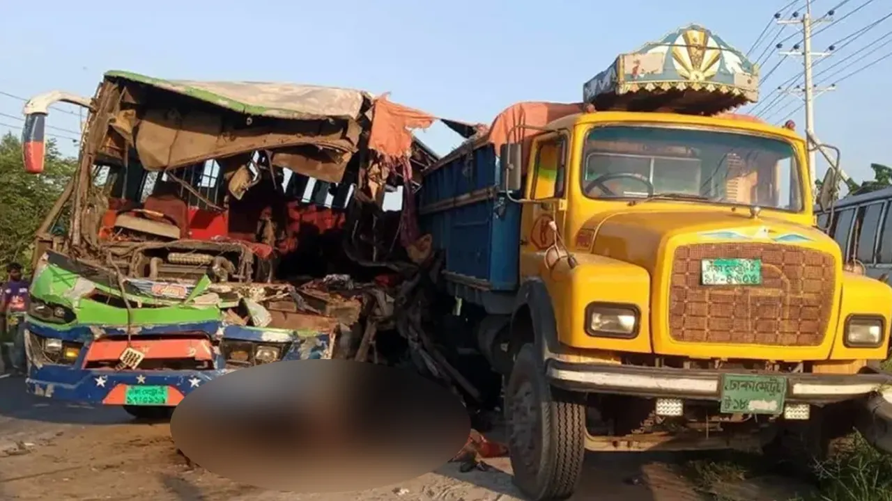 স্ত্রীর স্বীকৃতির দাবিতে স্বামীর বাড়িতে অনশন