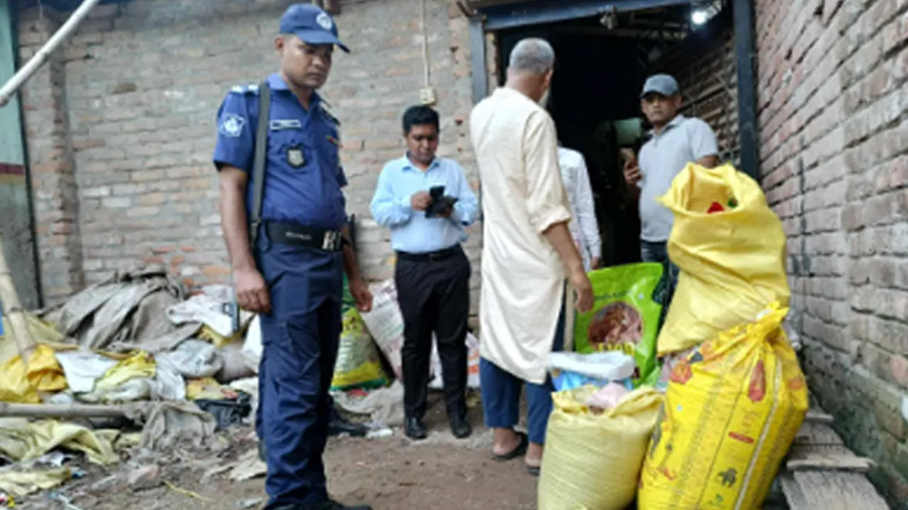 মসলার গুদামে ভ্রাম্যমাণ আদালতের অভিযান। ছবি : কালবেলা