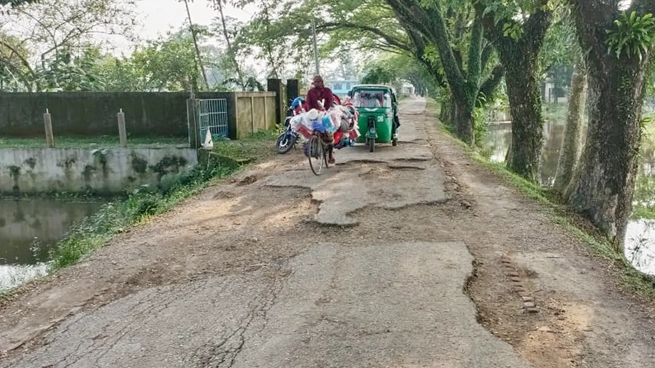 বন্যায় ক্ষতিগ্রস্ত বিশ্বনাথের একটি সড়ক। ছবি : কালবেলা