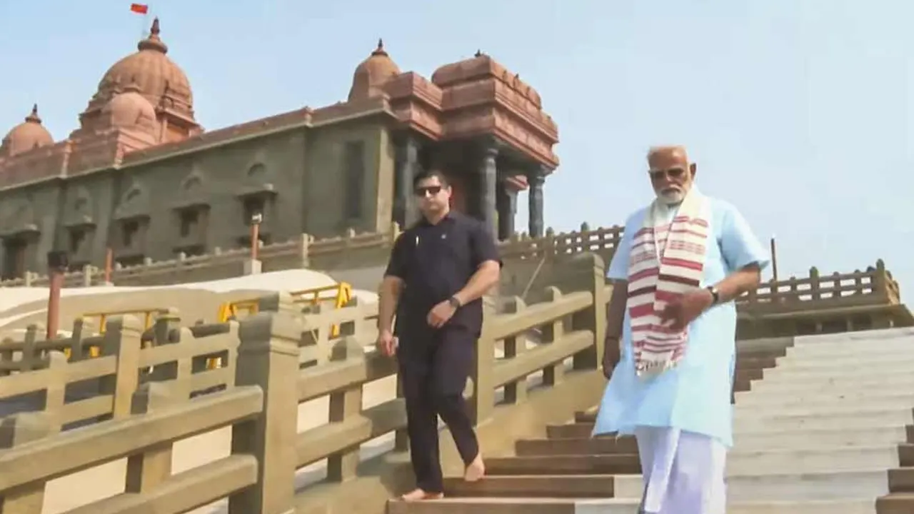 ধ্যান শেষে বের হচ্ছেন নরেন্দ্র মোদি। ছবি : সংগৃহীত