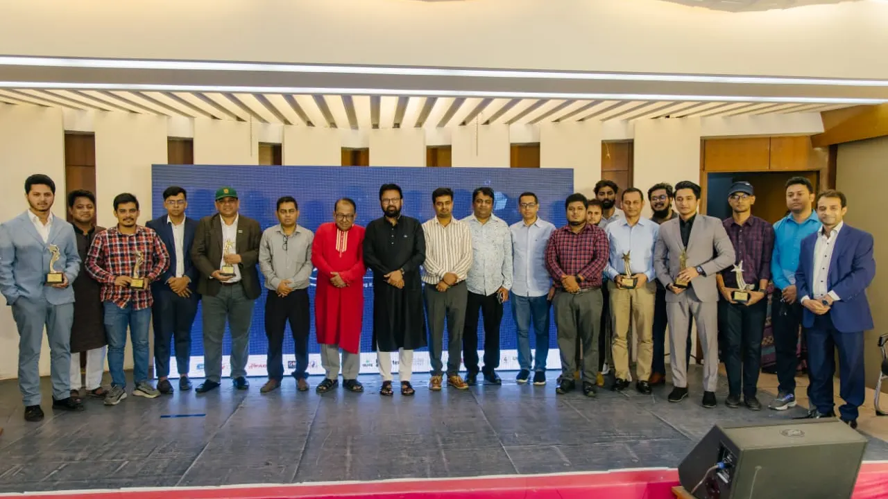 পুরস্কার হাতে অতিথিদের সঙ্গে বিজয়ীরা। ছবি : কালবেলা